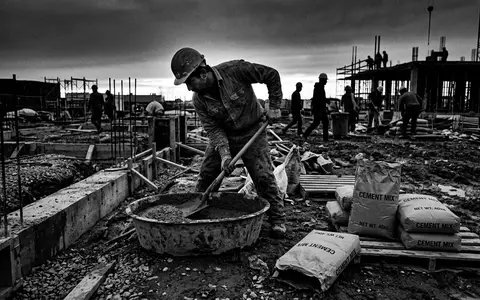 Schwarzweiss-Reportage mit Zementsack zum Thema Holcim Zement, ISIN CH0012214059, hoher Kontrast, sachlich dargestellt - Foto: THN