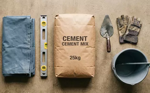 Flatlay-Arrangement rund um Zementsack zum Thema Holcim Zement, ISIN CH0012214059, weiches Oberlicht - Foto: THN