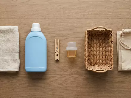 Flatlay-Arrangement rund um Flüssigwaschmittel zum Thema Perwoll Waschmittel, ISIN DE0006048432, weiches Oberlicht - Foto: THN