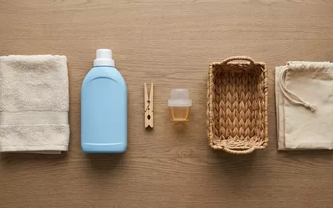 Flatlay-Arrangement rund um Flüssigwaschmittel zum Thema Perwoll Waschmittel, ISIN DE0006048432, weiches Oberlicht - Foto: THN