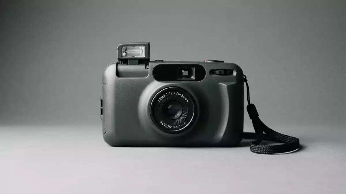 Fotorealistische Studioansicht von Sofortbildkamera in neutraler Produktdarstellung