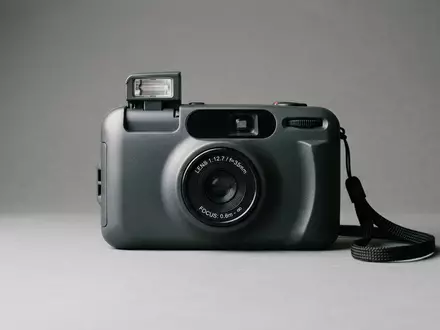 Fotorealistische Studioaufnahme von Sofortbildkamera zum Thema Instax Mini 12, ISIN JP3814000000, klare Lichtfuehrung - Foto: THN