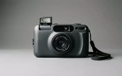 Fotorealistische Studioaufnahme von Sofortbildkamera zum Thema Instax Mini 12, ISIN JP3814000000, klare Lichtfuehrung - Foto: THN