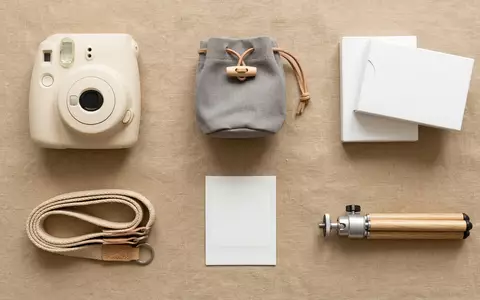 Flatlay-Arrangement rund um Sofortbildkamera zum Thema Instax Mini 12, ISIN JP3814000000, weiches Oberlicht - Foto: THN