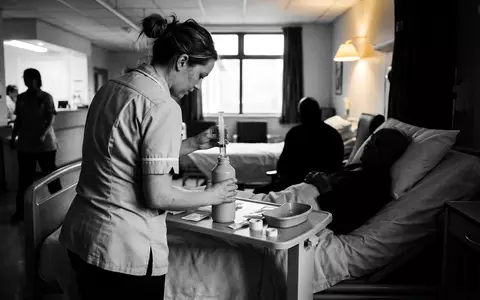 Schwarzweiss-Reportage mit Trinknahrung zum Thema Fresenius Kabi, ISIN DE0005785604, hoher Kontrast, sachlich dargestellt - Foto: THN