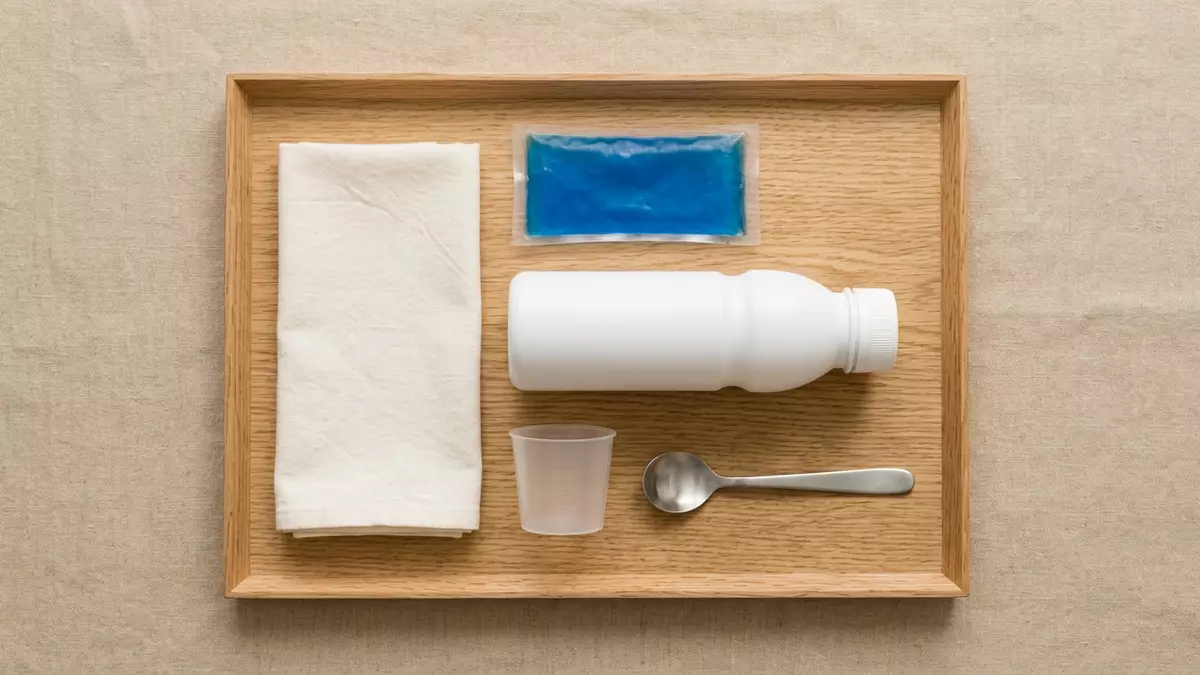 Flatlay-Arrangement rund um Trinknahrung mit passenden Requisiten von oben, neutral