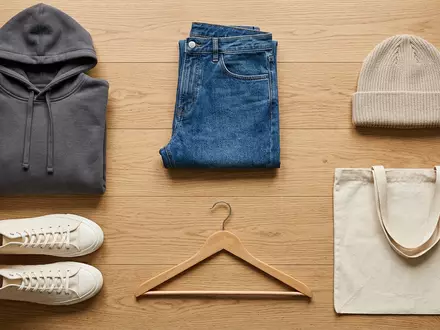 Flatlay-Arrangement rund um Kapuzenpullover zum Thema Gap Hoodie, ISIN US3647601065, weiches Oberlicht - Foto: THN