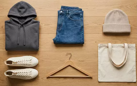 Flatlay-Arrangement rund um Kapuzenpullover zum Thema Gap Hoodie, ISIN US3647601065, weiches Oberlicht - Foto: THN