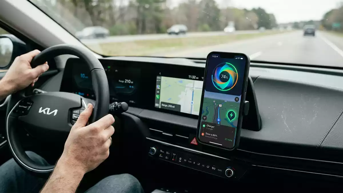 Fotorealistische Ansicht von Lade-Smartphone beim Laden in realer Umgebung, neutral