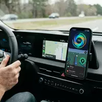 Fotorealistische Aufnahme von Lade-Smartphone beim Laden zum Thema EnBW mobility+, ISIN DE0005220008, natuerliches Licht - Foto: THN