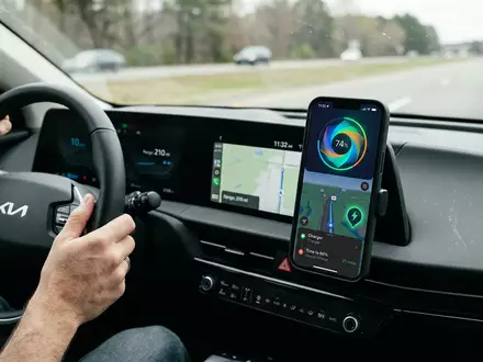 Fotorealistische Aufnahme von Lade-Smartphone beim Laden zum Thema EnBW mobility+, ISIN DE0005220008, natuerliches Licht - Foto: THN