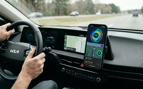 Fotorealistische Aufnahme von Lade-Smartphone beim Laden zum Thema EnBW mobility+, ISIN DE0005220008, natuerliches Licht - Foto: THN