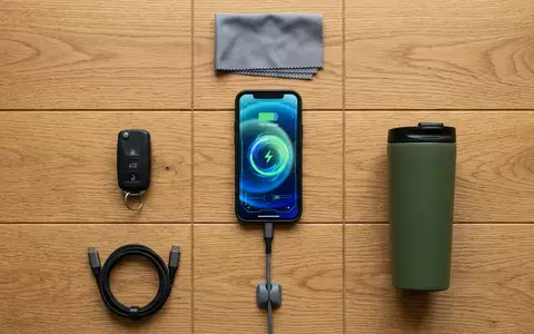 Flatlay-Arrangement rund um Lade-Smartphone zum Thema EnBW mobility+, ISIN DE0005220008, weiches Oberlicht - Foto: THN