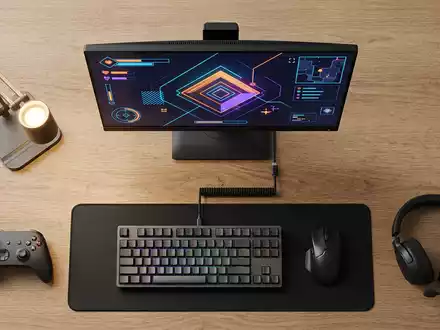 Flatlay-Arrangement rund um Gaming-PC zum Thema The Sims 4, ISIN US2855121099, weiches Oberlicht - Foto: THN