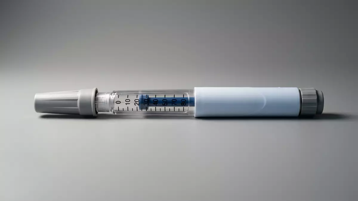 Fotorealistische Studioansicht von Injektionspen in neutraler Produktdarstellung