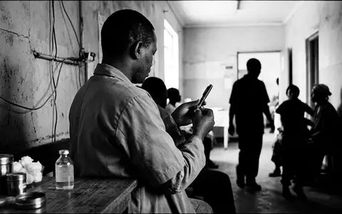 Schwarzweiss-Reportage mit Injektionspen zum Thema Mounjaro, ISIN US5324571083, hoher Kontrast, sachlich dargestellt - Foto: THN