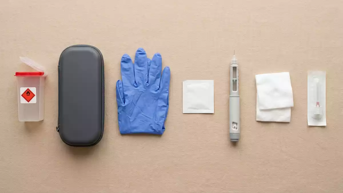 Flatlay-Arrangement rund um Injektionspen mit passenden Requisiten von oben, neutral
