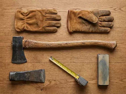 Flatlay-Arrangement rund um Spaltaxt zum Thema Fiskars Axt, ISIN FI0009000400, weiches Oberlicht - Foto: THN