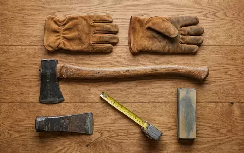 Flatlay-Arrangement rund um Spaltaxt zum Thema Fiskars Axt, ISIN FI0009000400, weiches Oberlicht - Foto: THN