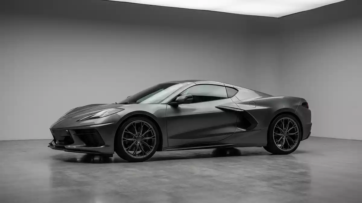Fotorealistische Studioansicht von Sportcoupé in neutraler Produktdarstellung, neutral