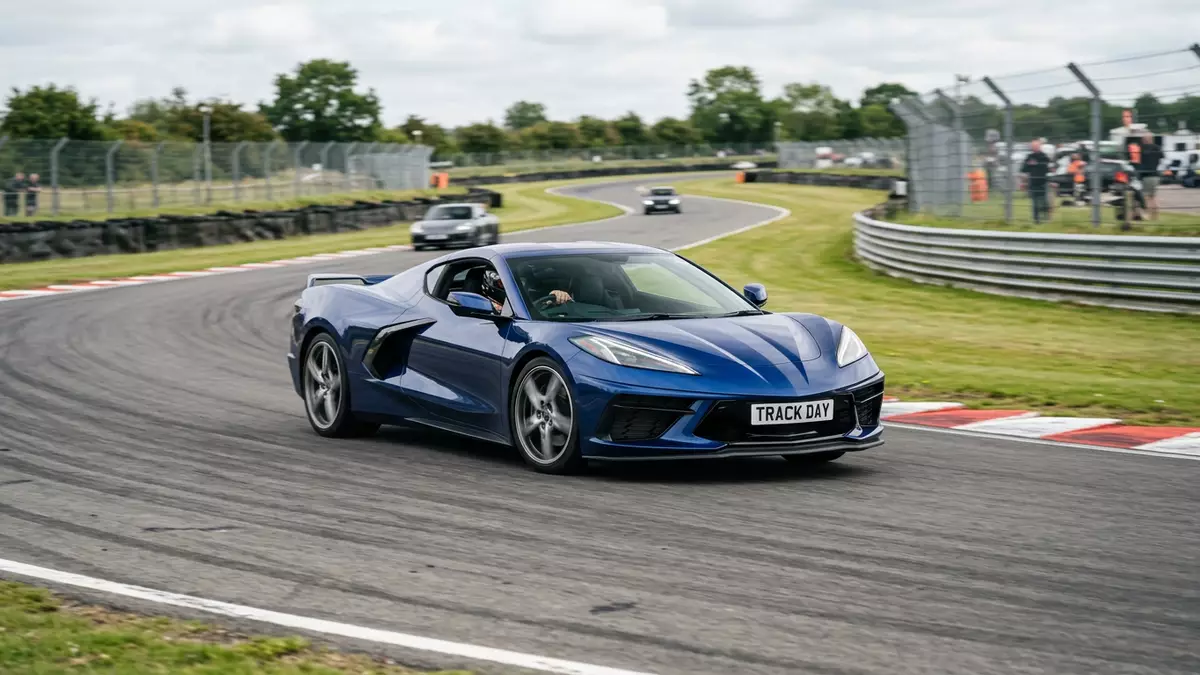 Fotorealistische Ansicht von Sportcoupé auf der Rennstrecke in realer Umgebung