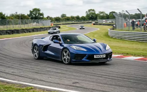 Fotorealistische Aufnahme von Sportcoupé auf der Rennstrecke zum Thema Ferrari 296 GTB, ISIN NL0011585146 - Foto: THN