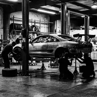 Schwarzweiss-Reportage mit Sportcoupé zum Thema Ferrari 296 GTB, ISIN NL0011585146, hoher Kontrast - Foto: THN
