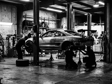 Schwarzweiss-Reportage mit Sportcoupé zum Thema Ferrari 296 GTB, ISIN NL0011585146, hoher Kontrast - Foto: THN