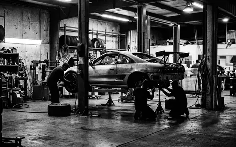 Schwarzweiss-Reportage mit Sportcoupé zum Thema Ferrari 296 GTB, ISIN NL0011585146, hoher Kontrast - Foto: THN