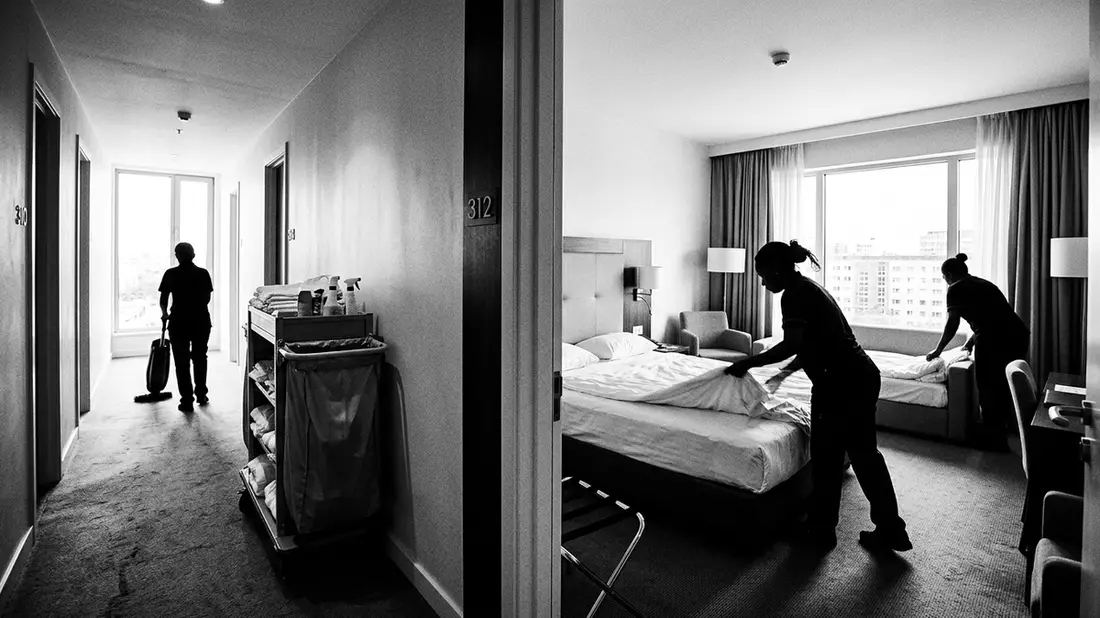 Schwarzweiss-Reportagebild mit Hotelzimmer in dokumentarischer Arbeitsumgebung