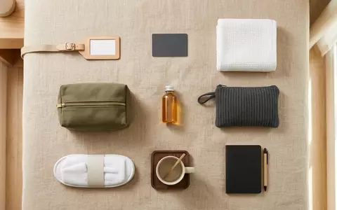 Flatlay-Arrangement rund um Hotelzimmer zum Thema Expedia Hotelbuchung, ISIN US30212P3038, weiches Oberlicht - Foto: THN