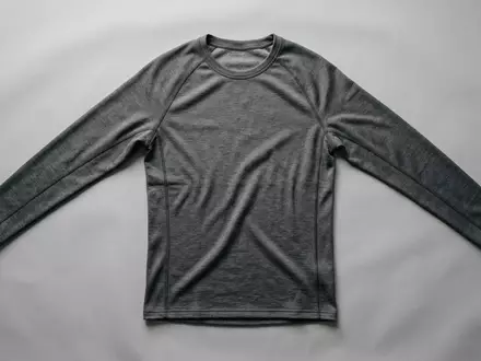 Fotorealistische Studioaufnahme von Thermounterhemd zum Thema Uniqlo Heattech, ISIN JP3802300008, klare Lichtfuehrung - Foto: THN