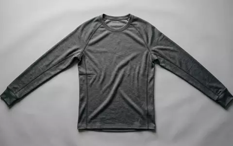 Fotorealistische Studioaufnahme von Thermounterhemd zum Thema Uniqlo Heattech, ISIN JP3802300008, klare Lichtfuehrung - Foto: THN