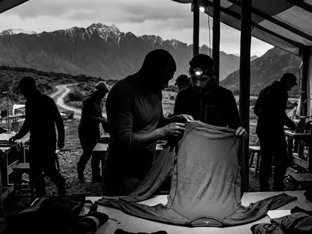 Schwarzweiss-Reportage mit Thermounterhemd zum Thema Uniqlo Heattech, ISIN JP3802300008, hoher Kontrast, sachlich dargestellt - Foto: THN