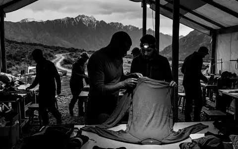 Schwarzweiss-Reportage mit Thermounterhemd zum Thema Uniqlo Heattech, ISIN JP3802300008, hoher Kontrast, sachlich dargestellt - Foto: THN