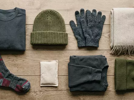 Flatlay-Arrangement rund um Thermounterhemd zum Thema Uniqlo Heattech, ISIN JP3802300008, weiches Oberlicht - Foto: THN