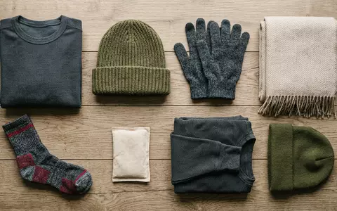 Flatlay-Arrangement rund um Thermounterhemd zum Thema Uniqlo Heattech, ISIN JP3802300008, weiches Oberlicht - Foto: THN