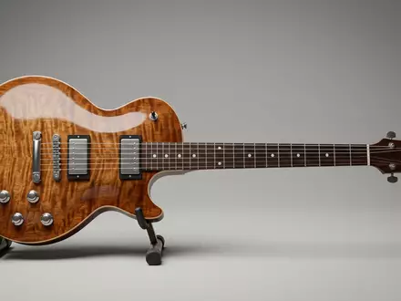 Fotorealistische Studioaufnahme von Elektrogitarre zum Thema Gibson . Ersatz, ISIN US30034W1060, klare Lichtfuehrung - Foto: THN