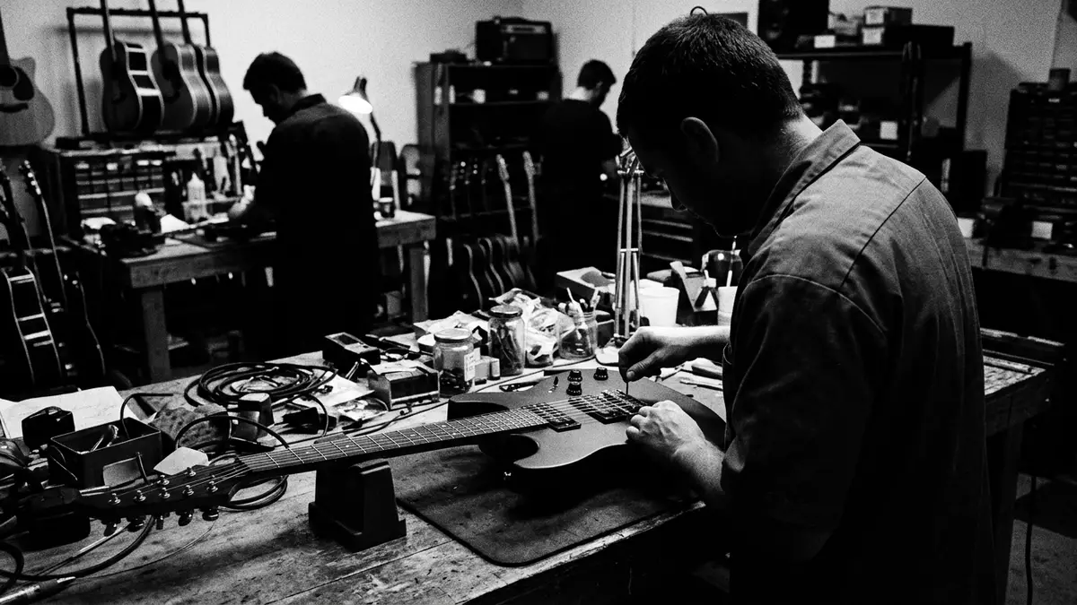 Schwarzweiss-Reportagebild mit Elektrogitarre in dokumentarischer Arbeitsumgebung