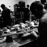 Schwarzweiss-Reportage mit Elektrogitarre zum Thema Gibson . Ersatz, ISIN US30034W1060, hoher Kontrast - Foto: THN