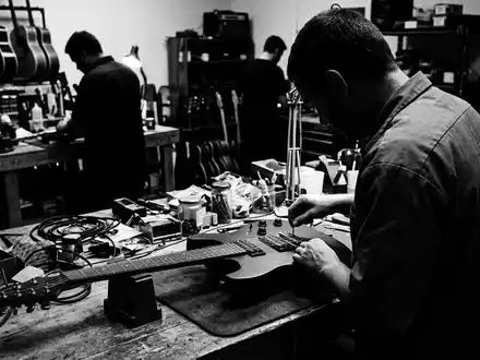 Schwarzweiss-Reportage mit Elektrogitarre zum Thema Gibson . Ersatz, ISIN US30034W1060, hoher Kontrast - Foto: THN