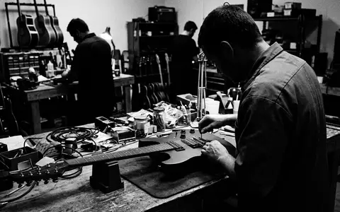 Schwarzweiss-Reportage mit Elektrogitarre zum Thema Gibson . Ersatz, ISIN US30034W1060, hoher Kontrast - Foto: THN