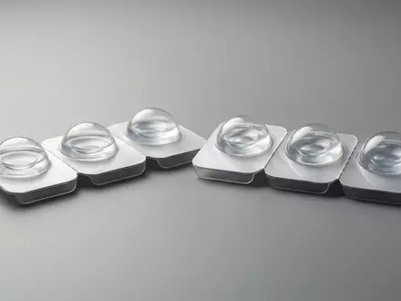 Fotorealistische Studioaufnahme von Kontaktlinsen zum Thema Acuvue Kontaktlinsen, ISIN US4781601046, klare Lichtfuehrung - Foto: THN