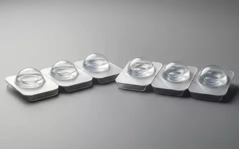 Fotorealistische Studioaufnahme von Kontaktlinsen zum Thema Acuvue Kontaktlinsen, ISIN US4781601046, klare Lichtfuehrung - Foto: THN