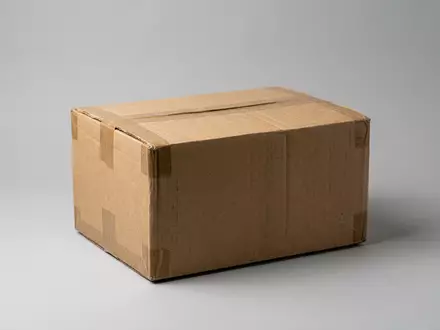 Fotorealistische Studioaufnahme von Versandpaket zum Thema JD.com Online Shop, ISIN KYG5635P1090, klare Lichtfuehrung - Foto: THN