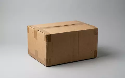 Fotorealistische Studioaufnahme von Versandpaket zum Thema JD.com Online Shop, ISIN KYG5635P1090, klare Lichtfuehrung - Foto: THN