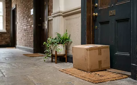 Fotorealistische Aufnahme von Versandpaket bei der Zustellung zum Thema JD.com Online Shop, ISIN KYG5635P1090 - Foto: THN