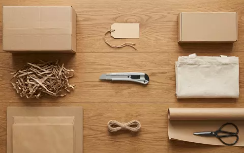 Flatlay-Arrangement rund um Versandpaket zum Thema JD.com Online Shop, ISIN KYG5635P1090, weiches Oberlicht - Foto: THN