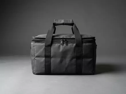 Fotorealistische Studioaufnahme von Liefertasche zum Thema Lieferando App, ISIN NL0012015705, klare Lichtfuehrung - Foto: THN