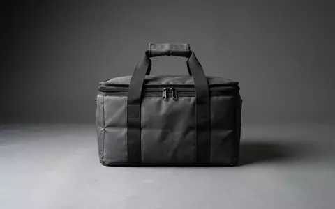 Fotorealistische Studioaufnahme von Liefertasche zum Thema Lieferando App, ISIN NL0012015705, klare Lichtfuehrung - Foto: THN